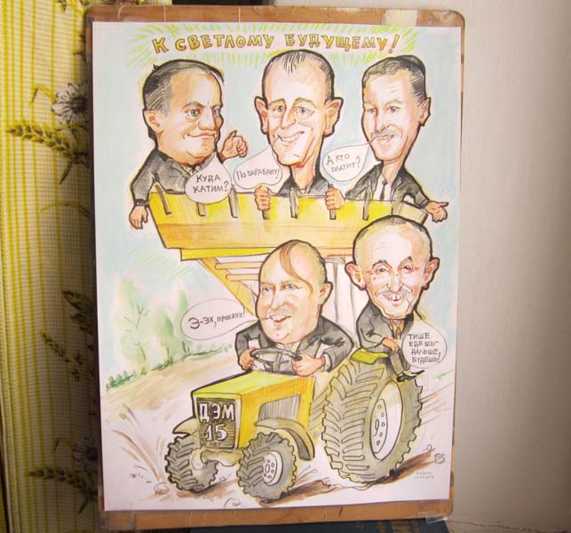 Коллективное изображение на тракторе шаржист Михаил Шабалин, шаржист Мишель 
