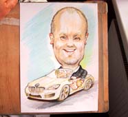 Мужчина с улыбкой едет на машине Шаржист Михаил Шабалин Мишель